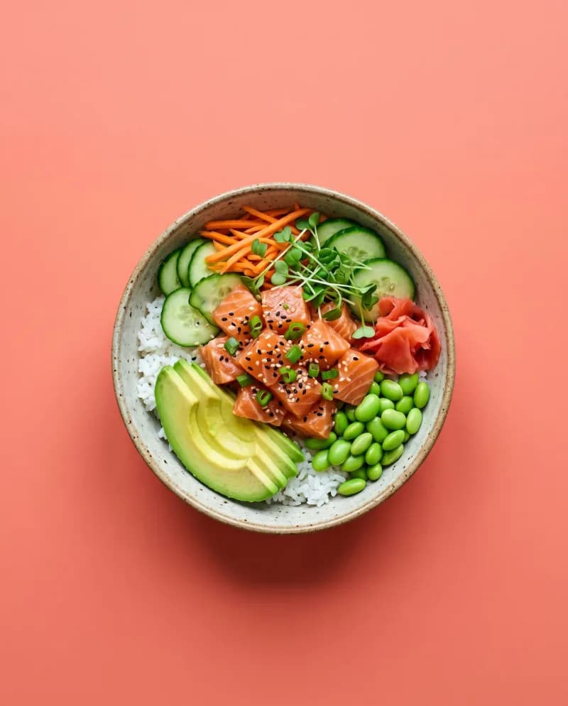 Poké bowl met zalm, avocado, komkommer en edamame